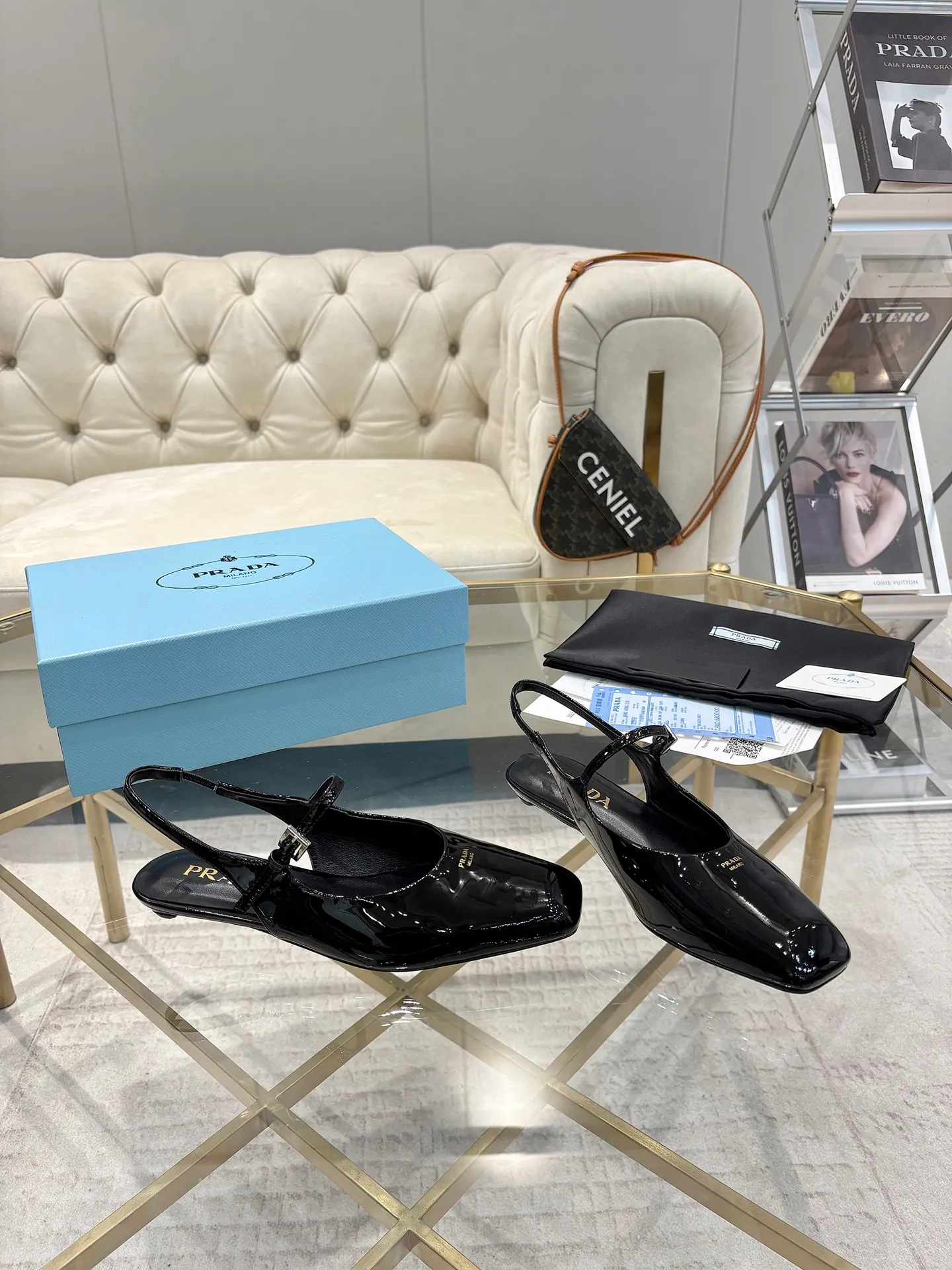 👟👟Ex-factory price 560👟👟 (imitation leather bottom-20) New arrival 👉Ready stock👈Remove the original board and make a 1:1 replica‼ ️ The highest version of Prada's early spring catwalk hot style 😘The latest spring style Retro Mary Jane series Genuine leather sole Simulated leather sole A must-have for goddesses Super comfortable on the feet to reduce age 👉The upper is made of imported cowhide leather Comfortable small square toe Retro and playful Lining + foot pads Imported sheepskin lining Breathable and comfortable (1.5 high small insert heel) Duplicate private molded buckles (all original logos) Code number 35M-39M (34 40 41 42 customized, non-refundable and non-exchangeable)✅